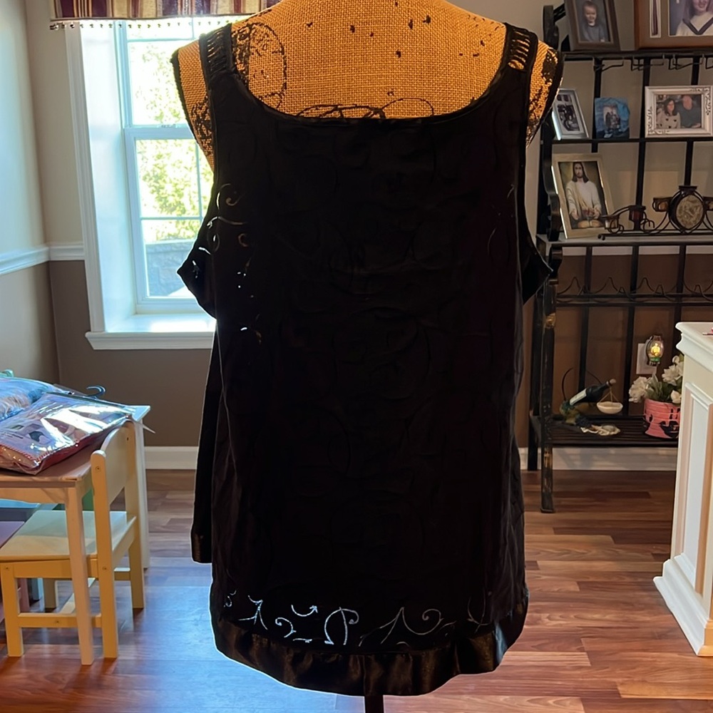 Size XL black blouse with a swirl design and ladder like straps - Picture 4 of 7